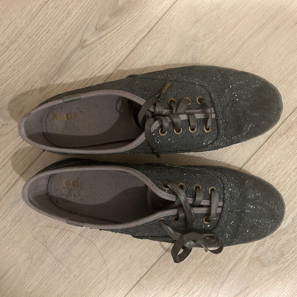 TAYLOR SWIFT'S CHAMPION GLITTER LACE
